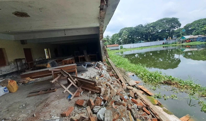 কুমিল্লায় বজ্রপাতে ধসে পড়েছে কলেজের দেয়াল